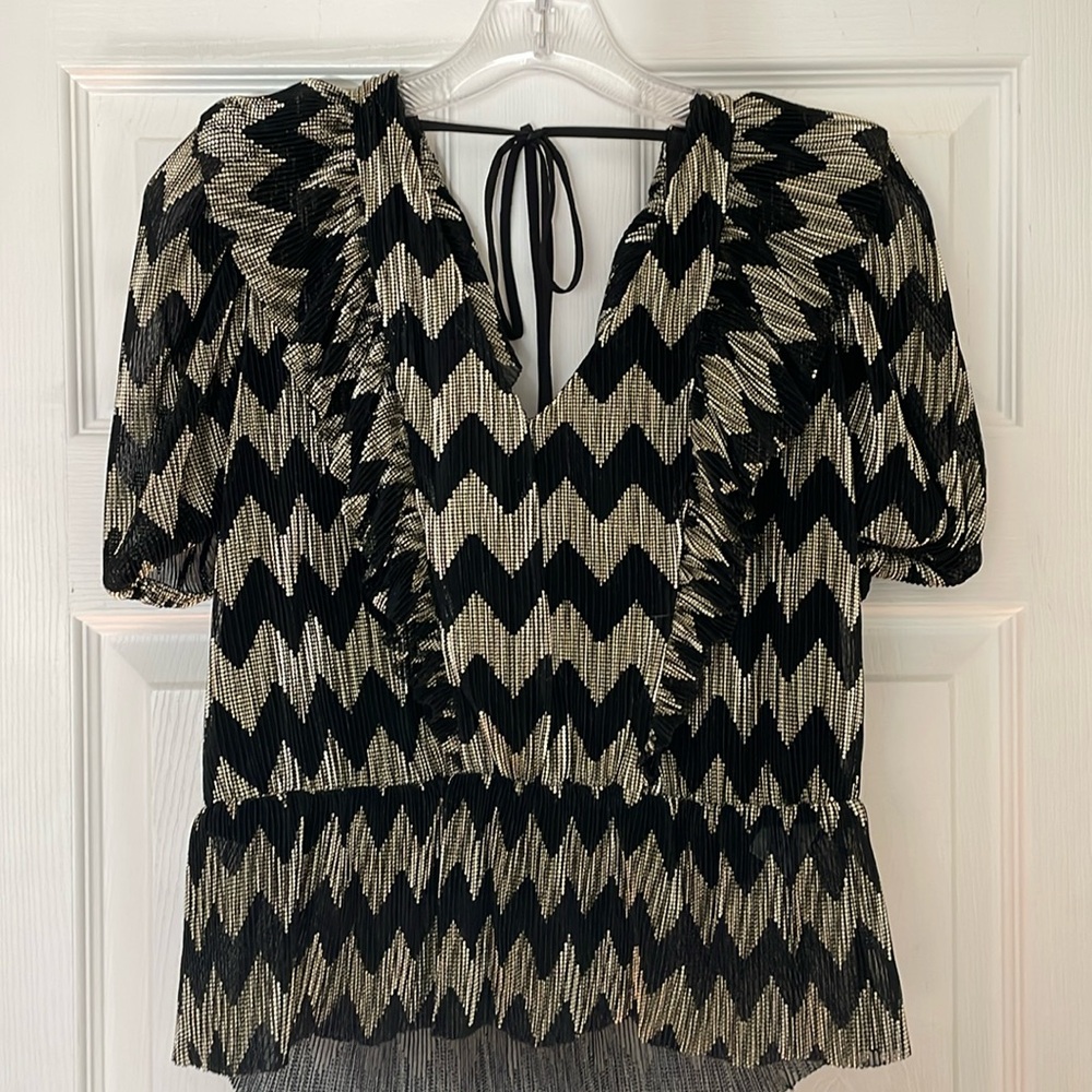 Adelyn Rae gold/black lurex metallic top, size M, in like new condition